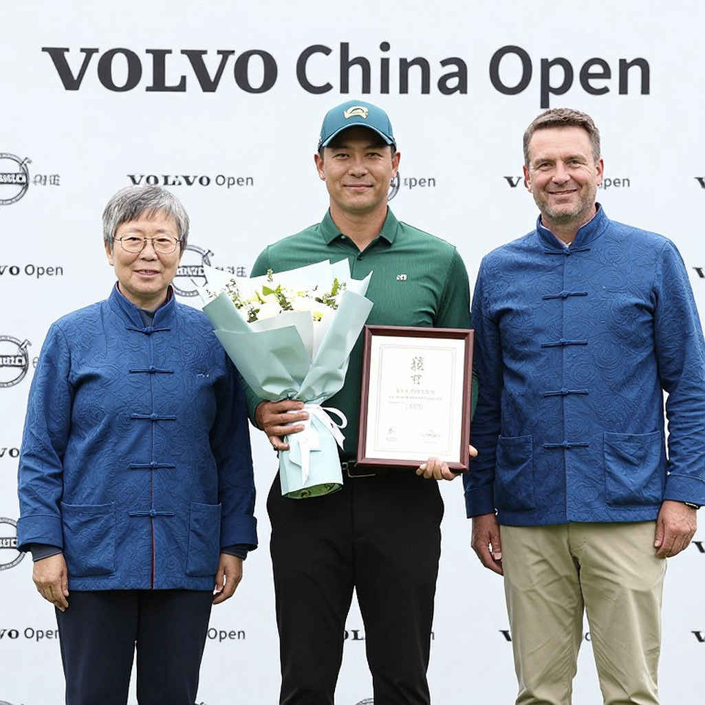 Paul Casey bùng nổ với vòng 63 tại Omega European Masters, dẫn đầu 3 gậy và hứa quyên góp toàn bộ tiền cho nạn nhân cháy nồi Crans-Montana