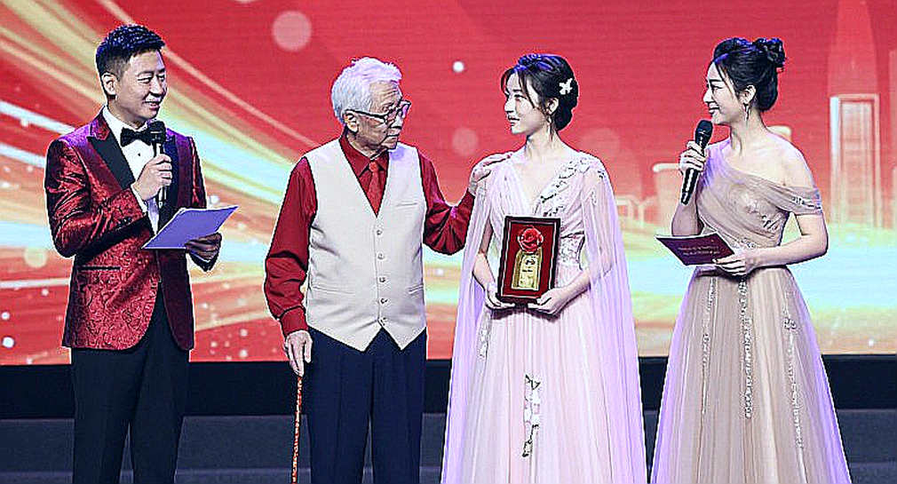 27 triều đại và một ngai vàng bỏ trống: Hạng nặng UFC qua mắt kẻ thức trắng