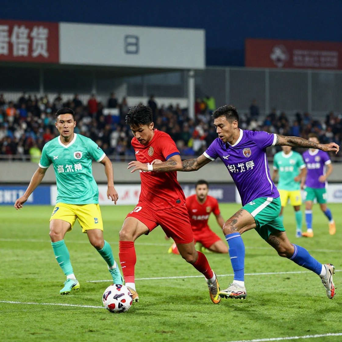 Thị trường chuyển nhượng V.League: Cách bóng đá Việt Nam giữ và bán cầu thủ