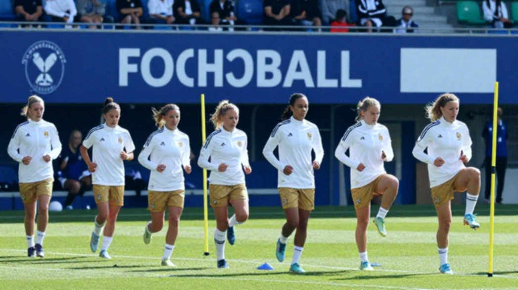 Passports and the Ball: When the Colour of the Cover Decides a Place on the Pitch Passports and the Ball: When the Colour of the Cover Decides a Place on the Pitch